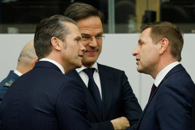 피트 헤그세스 미국 국방장관(왼쪽), 마르크 뤼터 북대서양조약기구(NATO·나토) 사무총장(가운데), 한노 페브쿠르 에스토니아 국방장관이 12일 벨기에 브뤼셀의 나토 본부에서 열린 '우크라이나 방위연락그룹(UDCG)' 회의에 참석해 대화를 하고 있다. 헤그세스 장관은 이 자리에서 우크라이나의 나토 가입 가능성을 일축했다. 브뤼셀=AP 연합뉴스