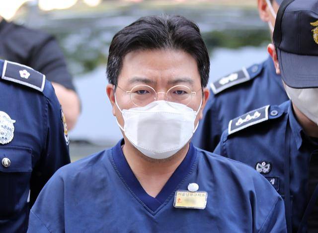 소시에테제네랄(SG)증권발 폭락 사태와 관련해 주가조작을 주도한 의혹을 받는 라덕연 투자자문업체 대표가 2023년 5월 11일 오전 서울 양천구 서울남부지방법원에서 열리는 구속 전 피의자심문에 출석하고 있다. 뉴스1