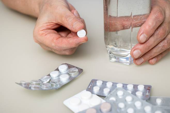 알약을 가루내 먹으면 원하는 약효를 얻지 못하고 부작용만 생길 수 있다./사진=게티이미지뱅크