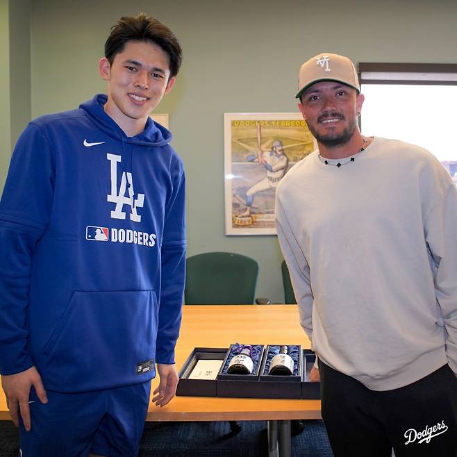 사사키(왼쪽)가 13일(한국시간) 로하스에게 일본 전통 술과 유리잔을 선물한 뒤 기념촬영을 하고 있다. 사진=-LA 다저스 SNS