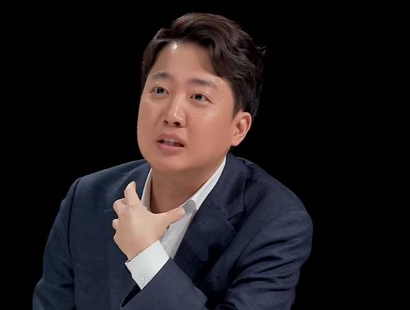 이준석 개혁신당 의원이 '대왕고래 프로젝트' 관련, 문재인 정부와 윤석열 대통령의 태도를 비교하며 "야당 설득이 없었던 것이 문제"라고 꼬집었다. [사진=JTBC '특집썰전']