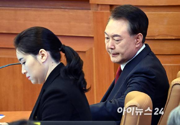 윤석열 대통령이 13일 오전 서울 종로구 헌법재판소에서 열린 탄핵심판 8차 변론에 출석해 변호인과 이야기를 하고 있다. [사진=사진공동취재단]