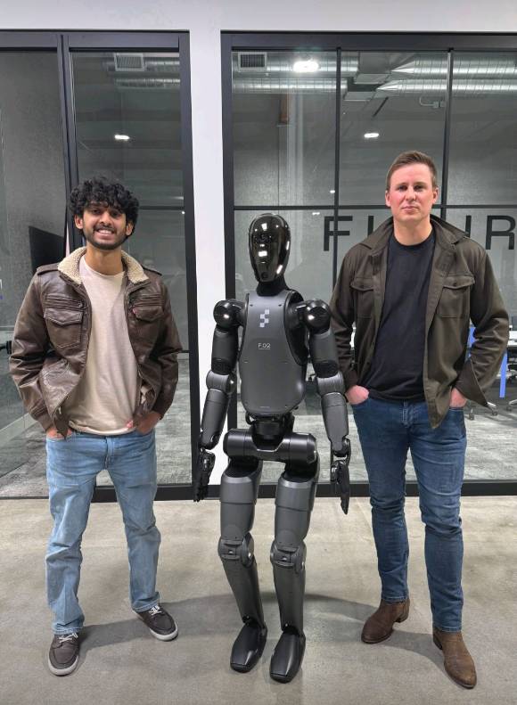 미국 피규어AI의 휴머노이드 로봇(가운데)과 브렛 애드콕 피규어AI CEO(오른쪽). [사진=링크드인]