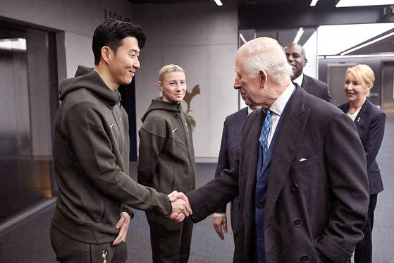 찰스 3세 영국 국왕이 12일(현지시간) 런던 토트넘 홋스퍼 스타디움을 방문해 손흥민과 악수하고 있다. 로이터=연합뉴스
