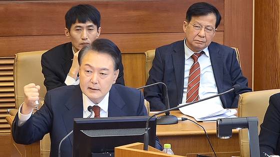 윤석열 대통령이 13일 서울 종로구 헌법재판소에서 열린 본인의 탄핵 심판 8차 변론에서 발언하고 있다. 사진 헌법재판소