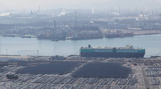 도널드 트럼프 미국 대통령이 철강과 알루미늄 제품에 25% 관세를 부과한다고 발표한 데 이어 한국의 주요 수출품인 자동차와 반도체도 미국의 관세 부과 대상에 포함될 가능성이 있는 것으로 관측되고 있다. 지난 11일 오후 현대자동차 울산공장 수출선적부두와 야적장에 완성차들이 대기하고 있다. 연합뉴스