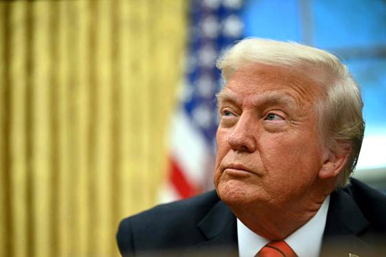 도널드 틑럼프 미국 대통령이 지난 10일 미국 워싱턴 백악관에서 행정명령 서명 후 발언하는 모습. AFP=연합뉴스