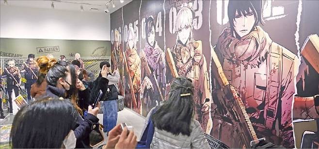 12일 일본 도쿄 라인프렌즈스퀘어 시부야에 마련된 ‘입학용병 팝업스토어’를 찾은 관람객이 캐릭터 상품을 살펴보고 있다.  /정지은 기자