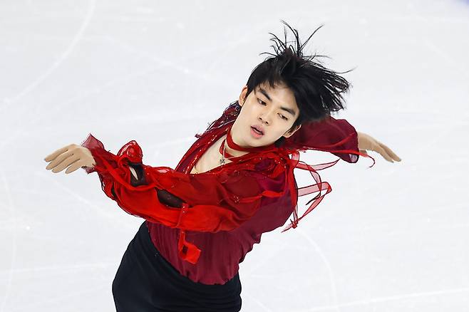 금빛 연기    (하얼빈=연합뉴스) 서대연 기자 = 피겨 차준환이 13일 중국 하얼빈 헤이룽장 빙상훈련센터 다목적홀에서 열린 하얼빈 동계아시안게임 피겨 남자 싱글 프리 스케이팅에서 연기를 펼치고 있다.     차준환은 이날 경기에서 쇼트프로그램 94.09점을 합한 최종 총점 281.69점을 받으며 우승했다. 2025.2.13    dwise@yna.co.kr(끝)<저작권자(c) 연합뉴스, 무단 전재-재배포, AI 학습 및 활용 금지>