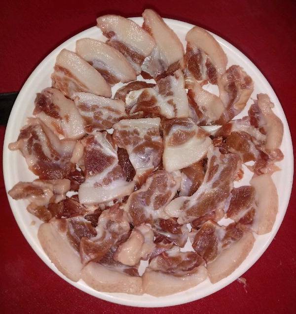 김해뒷고기를접시에 담은 모습. 국제신문DB