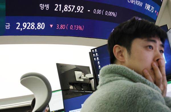 국제 금값이 온스(28.3g)당 3000달러를 가시권에 두고 있다. 사진은 13일 서울 중구 하나은행 딜링룸 현황판에 표시된 금 시세. 연합뉴스