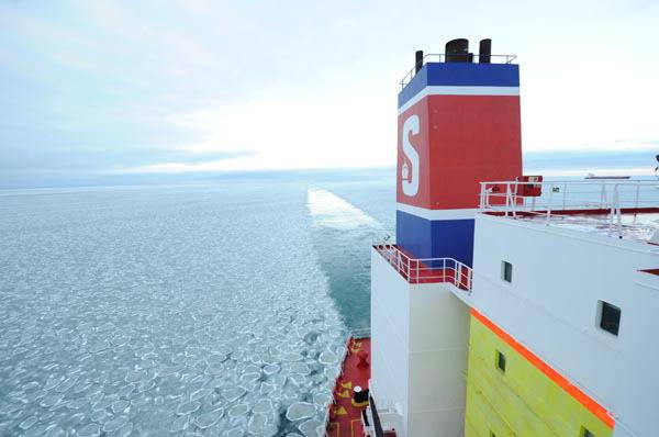 현대글로비스가 북극항로 시범운항 프로젝트를 위해 북극해 해빙지역을 지나는 모습. 국제신문DB