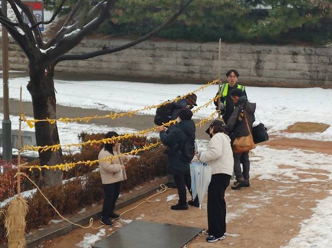 달집 소원 부스에 가족들이 소원을 적은 종이를 매달고 있다. 김동운 기자