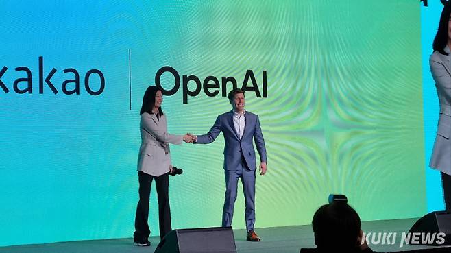 정신아 카카오 대표와 샘 올트먼 오픈AI CEO가 4일 서울 중구 더플라자호텔에서 전략적 제휴 체결을 발표하는 공동 기자간담회를 열고 기념 촬영을 하고 있다. 정우진 기자