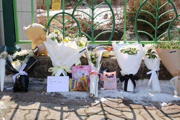 ▲11일 오전 1학년 초등생이 살해당한 대전 서구 한 초등학교에 시민들이 두고 간 편지와 꽃, 과자, 인형 등이 놓여있다. ⓒ연합뉴스