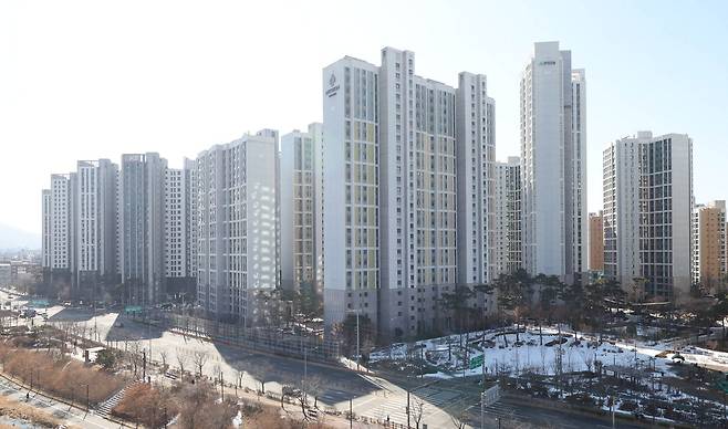 서울 송파구 잠실의 토지거래허가제 해제로 인근 강동구 아파트값도 반등하고 있다. 사진은 강동구 '고덕 아르테온' 단지 전경.  이충우 기자