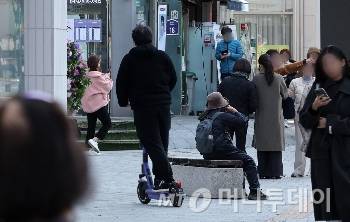 서울 시내에서 시민들이 전동킥보드를 타고 있다. /사진=(서울=뉴스1) 이동해 기자