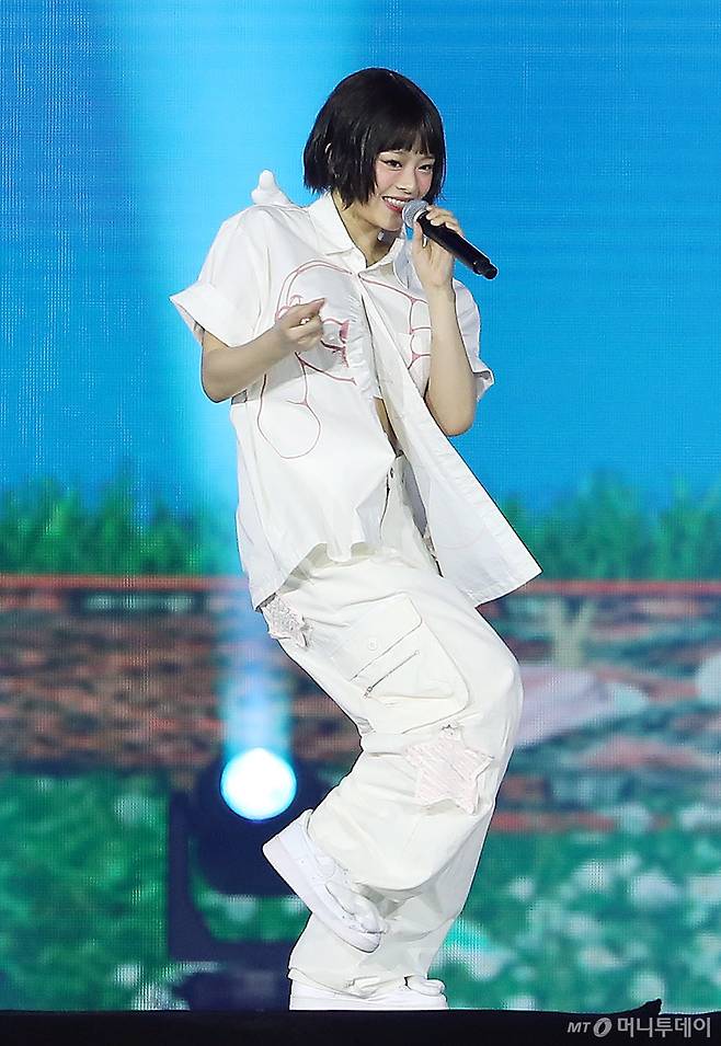 걸그룹 뉴진스(NewJeans) 하니가 지난 27일 오후 태국 방콕 임팩트 챌린저 홀 1-2(IMPACT Challenger Hall 1-2)에서 진행된 '제 9회 아시아 아티스트 어워즈'(The 9th Asia Artist Awards, 이하 'AAA 2024')'에 참석해 멋진 무대를 선보이고 있다.   뉴진스는 이날 'AAA 2024'에서 대상 'AAA 올해의 가수'를 비롯해  '베스트 아티스트', '베스트 퍼포먼스' 등 3년 연속 대상 수상 및 3관왕의 영예를 안았다. /사진=김창현 chmt@