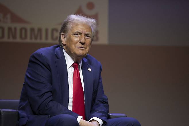 (디트로이트 AFP=뉴스1) 우동명 기자 = 미국 공화당 대선 후보인 도널드 트럼프 전 대통령이 10일(현지시간) 미시간주 디트로이트의 디트로이트 이코노믹 클럽에서 “핵무기를 가진 북한 김정은 국무위원장과 잘 지내는 것이 좋다”고 말하고 있다. 2024.10.11  ⓒ AFP=뉴스1  Copyright (C) 뉴스1. All rights reserved. 무단 전재 및 재배포,  AI학습 이용 금지. /사진=(디트로이트 AFP=뉴스1) 우동명 기자