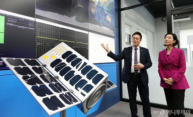 (대전=뉴스1) 오영주 중소벤처기업부 장관이 20일 오후 대전시 유성구 지족동 컨텍에서 초격차 스타트업 현판식을 마친 뒤 이성희 컨텍 대표이사로부터 시설 설명을 듣고 있다. 중소벤처기업부는 이날 초격차 스타트업을 선정해 지원하는 '2024년 초격차 스타트업 1000+ 프로젝트' 지원 대상으로 232개 기업을 추가 선정했다. 2024.5.20/뉴스1  Copyright (C) 뉴스1. All rights reserved. 무단 전재 및 재배포,  AI학습 이용 금지. /사진=(대전=뉴스1) 김기남 기자