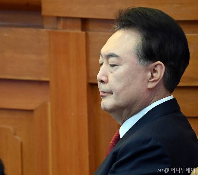 (서울=뉴스1) 사진공동취재단 = 윤석열 대통령이 13일 서울 종로구 헌법재판소에서 열린 탄핵심판 8차 변론에 출석해 생각에 잠겨 있다. 2025.2.13/뉴스1 Copyright (C) 뉴스1. All rights reserved. 무단 전재 및 재배포, AI학습 이용 금지. /사진=(서울=뉴스1) 사진공동취재단