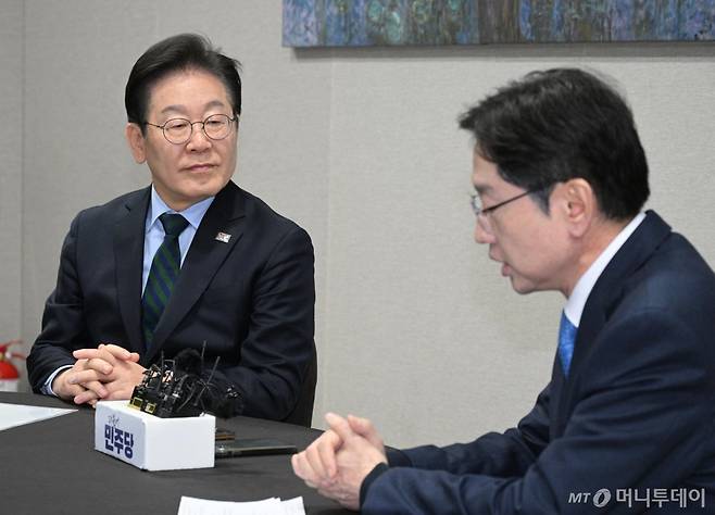 [서울=뉴시스] 권창회 기자 = 이재명 더불어민주당 대표가 13일 서울 여의도 국회에서 김경수 전 경남지사와 회동하며 경청하고 있다.(공동취재) 2025.02.13. photo@newsis.com /사진=