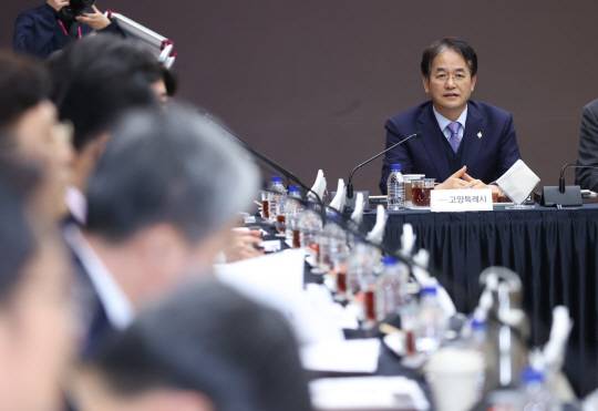 - 12일 남양주시에서 열린 경기지역 시장군수협의회 정기회의에서 이동환 고양특례시장이 학교급식비의 경기도 분담률을 상향해야 한다고 강조하고 있다. 고양시 제공