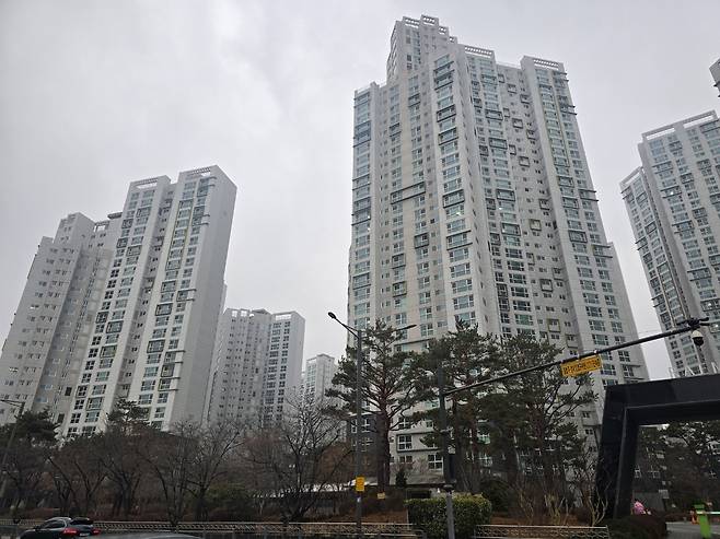 서울시가 5년여 만에 잠실·삼성·대치·청담에 대한 토지거래허가제를 해제한 12일 강남구 대치동의 래미안대치팰리스 단지 전경. 홍승희 기자