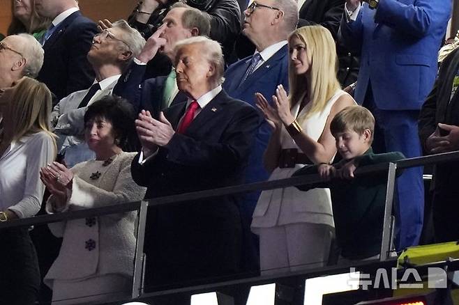 [뉴올리언스=AP/뉴시스] 도널드 트럼프 미국 대통령(가운데)이 9일(현지 시간) 미국 루이지애나 뉴올리언스에서 열린 미식축구리그 결승전 슈퍼볼에 참석해 경기를 관람하고 있다. 2025.02.10.