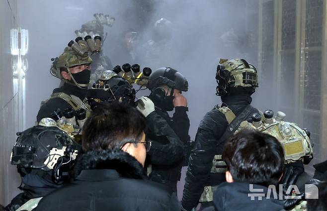 [서울=뉴시스] 조성봉 기자 = 윤석열 대통령이 긴급 대국민 담화를 통해 비상계엄령을 발표한 가운데 지난해 12월 4일 서울 여의도 국회 내부로 계엄군이 진입하자 보좌진들이 소화기를 뿌리며 막아내고 있다. 2025.02.13. suncho21@newsis.com