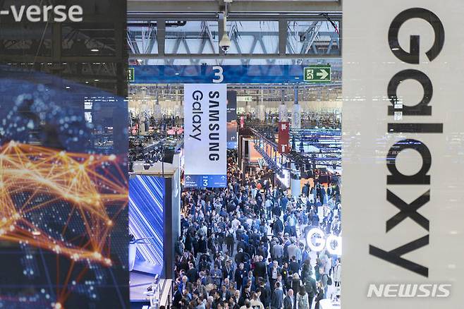 [바르셀로나=AP/뉴시스] 26일(현지시각) 스페인 바르셀로나에서 세계 최대 이동통신 전시회 '2024 모바일 월드 콩그레스'(MWC)가 열려 방문객들이 삼성전자 전시관 주변을 지나고 있다. 2024 MWC는 오는 29일까지 열린다. 2024.02.27.