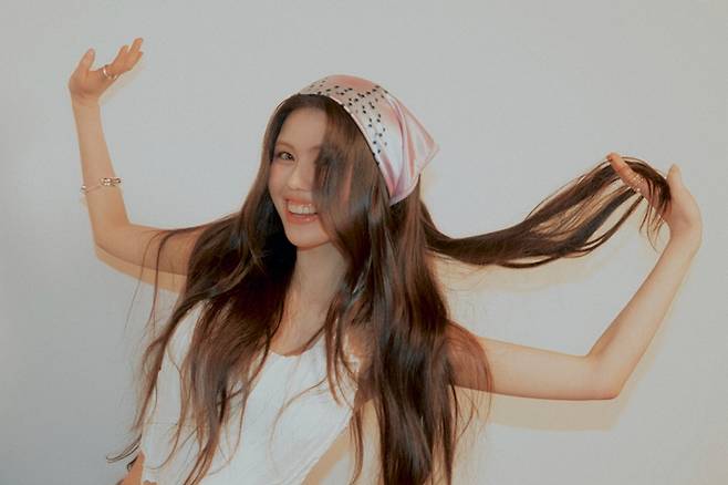 오늘(13일) 정오 첫 미니앨범 '민와일'을 발매하는 싱어송라이터 올리비아 마쉬. 엠플리파이 제공