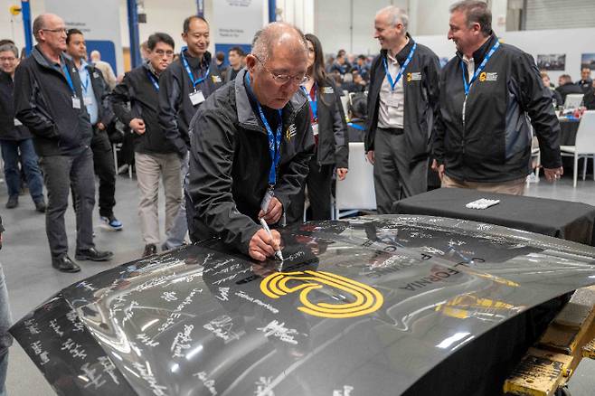 정의선 회장이 행사 참석자들과 함께 기념 사인을 하는 모습. 현대차기아 제공