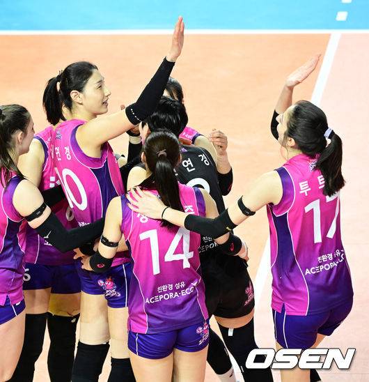 [OSEN=인천, 지형준 기자] 흥국생명 핑크스파이더스가 파죽의 8연승을 질주했다.&nbsp;흥국생명은 13일 인천 삼산월드체육관에서 열린 ‘도드람 2024-2025 V-리그’ 5라운드 GS칼텍스 KIXX와의 경기에서 세트스코어 3-1(22-25. 25-15, 25-21, 25-19)로 승리했다.&nbsp;이날 승리로 8연승을 내달린 흥국생명은 23승 5패 승점 67점을 기록하며 압도적인 리그 선두 자리를 더욱 굳혔다. 2위 정관장(19승 8패 승점 53점)과의 격차는 승점 14점차까지 벌어졌다.&nbsp;경기를 마치고 흥국생명 김연경과 투트쿠가 승리를 기뻐하고 있다. 2025.02.13 /jpnews@osen.co.kr