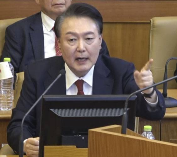 ▲윤석열 대통령이 6일 서울 종로구 헌법재판소에서 열린 윤 대통령 탄핵 심판 6차 변론에서 증인으로 출석한 곽종근 전 육군 특수전사령관의 답변을 들은 뒤 발언을 하고 있다. ⓒ연합뉴스