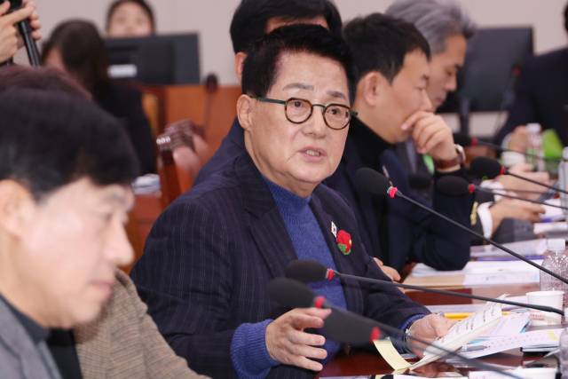 ▲22대 국회 최고령 의원인 더불어민주당 박지원 의원이 12일 국회 법제사법위원회 전체회의에서 NJZ로 팀 명을 바꾼 뉴진스의 외국인 멤버인 하니의 예술흥행(E-6) 비자 만료와 관련해 김석우 법무부 장관 직무대행에게 질의하고 있다. ⓒ연합뉴스