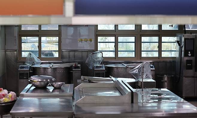 한 초등학교 급식실 조리 공간이 정돈돼 있다. 연합뉴스