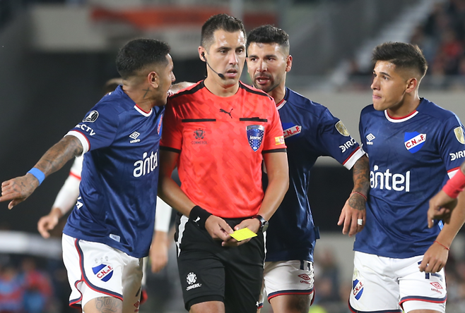 심판에게 항의하고 있는 장면. 게티이미지