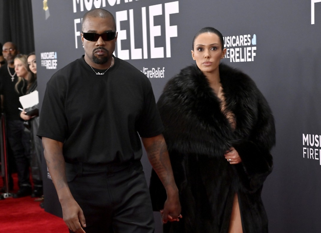 지난 2일 그래미 시상식 레드카펫 참석한 카녜이 웨스트와 그의 아내 비앙카 센소리. 연합뉴스