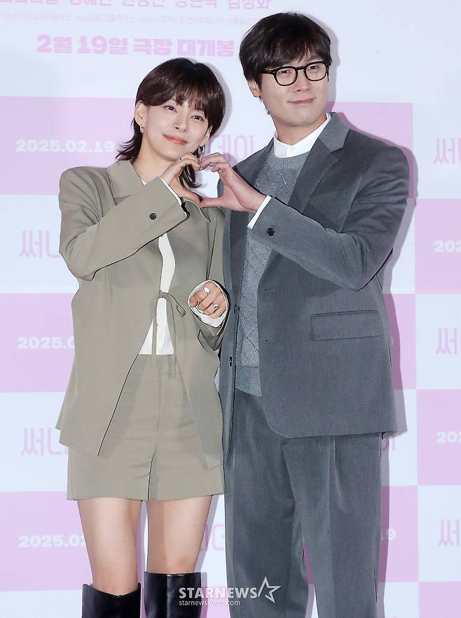 배우 정혜인, 최다니엘이 7일 오후 서울 용산구 아이파크몰 CGV에서 진행된 영화 '써니데이' 언론시사회 및 기자간담회에 참석해 포즈를 취하고 있다.  '써니데이'는 이혼 소송 후 고향 완도로 돌아온 슈퍼스타 오선희(정혜인)가 첫사랑 조동필(최다니엘)과 고향 친구들을 만나 서로에게 새 출발의 용기를 주는 리스타트 해피 무비다. 오는 19일 개봉. 2025.02.07 /사진=김창현 chmt@