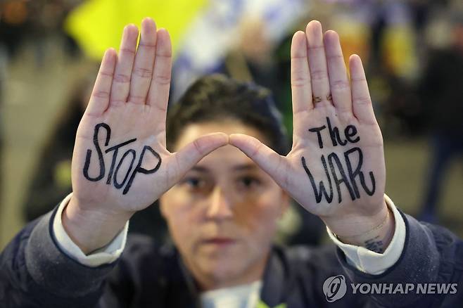 "전쟁 멈추길" (AFP 연합뉴스) 지난 8일(현지시간) 이스라엘 텔아비브의 국방부 청사 앞에서 시위에 참여한 시민이 "전쟁을 멈추라"고 손바닥을 들어보이고 있다. 2025.2.13 photo@yna.co.kr