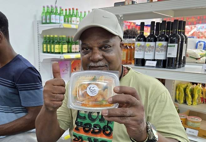 김치 구매하는 쿠바 주민 '엄지척' [촬영 이재림 특파원]