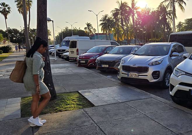 쿠바 아바나 한 건물 앞에 주차된 차량들 [촬영 이재림 특파원]