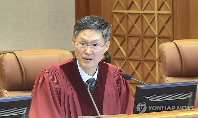 문형배 헌재소장 권한대행, 윤 대통령 탄핵심판 5차 변론 진행 (서울=연합뉴스) 문형배 헌법재판소장 권한대행이 4일 서울 종로구 헌법재판소에서 열린 윤석열 대통령 탄핵심판 5차 변론을 진행하고 있다. 2025.2.4  [헌법재판소 제공. 재판매 및 DB 금지] photo@yna.co.kr