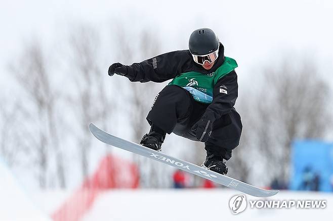 김건희의 금빛 비행 (야부리[중국 하얼빈]=연합뉴스) 서대연 기자 = 하얼빈 동계아시안게임 스노보드 남자 하프파이프에서 금메달을 딴 김건희가 13일 중국 야부리 스키리조트에서 결선 경기를 기다리며 연습하고 있다. 
    김건희는 이날 예정됐던 결선이 강풍으로 취소되면서 예선 성적 78점으로 1위를 확정했다. 2025.2.13 dwise@yna.co.kr
