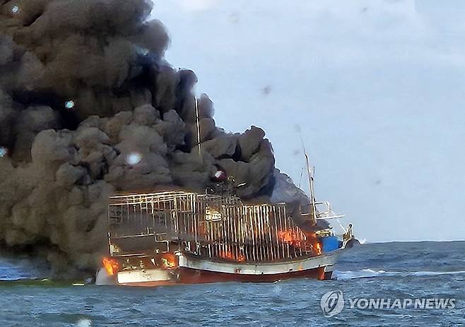 부안 왕등도 인근 해상서 어선 화재 [부안해경 제공. 재판매 및 DB금지]