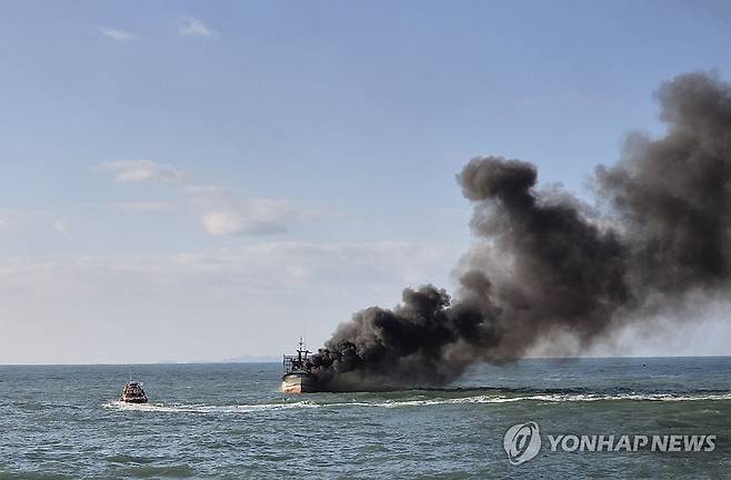 치솟는 연기 [부안해경 제공. 재판매 및 DB금지]