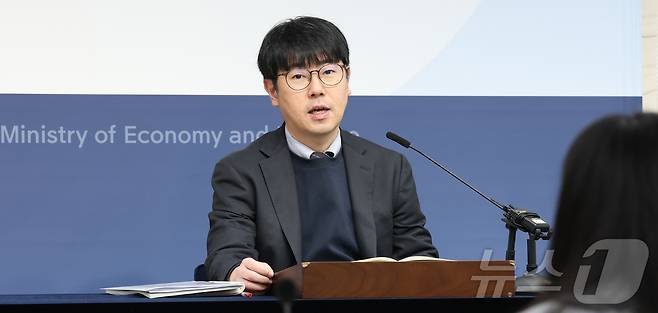 조성중 기획재정부 경제분석과장이 14일 오전 세종시 정부세종청사에서 2025년 2월 최근 경제동향을 발표하고 있다. 2025.2.14/뉴스1 ⓒ News1 김기남 기자