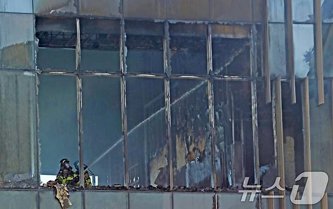 14일 부산 기장군 반얀트리 호텔 신축 공사장에서 화재가 발생해 소방대원들이 진화 작업을 벌이고 있다. 2025.2.14/뉴스1 ⓒ News1 윤일지 기자