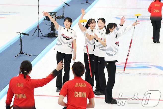 14일 중국 헤이룽장성 하얼빈시 핑팡컬링아레나에서 열린 하얼빈 동계아시안게임 여자 컬링 결승전 한국과 중국의 경기에서 7대2로 승리하며 금메달을 따낸 대표팀 선수들이 기뻐하고 있다. 2025.2.14/뉴스1 ⓒ News1 이승배 기자